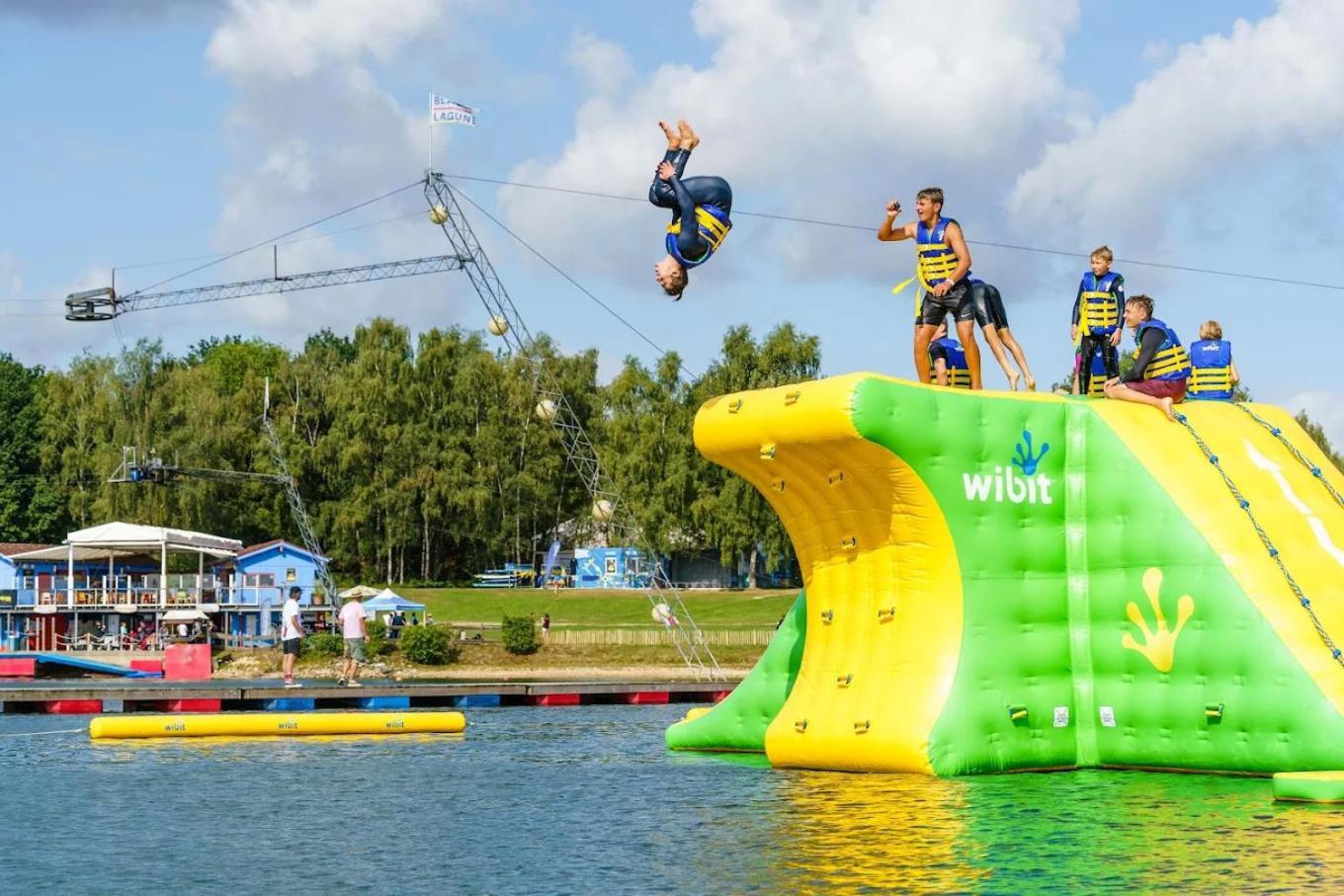 Ervaar 'Fryske Weelde' Op Vijf Sterren Vakantiepark De Kuilart Koudum Extérieur photo