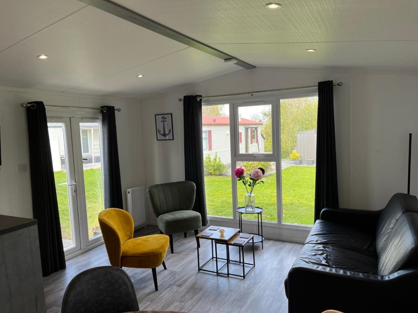 Ervaar 'Fryske Weelde' Op Vijf Sterren Vakantiepark De Kuilart Koudum Extérieur photo